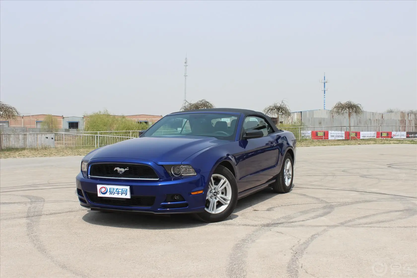 Mustang3.7L 自动 V6侧前45度车头向左水平