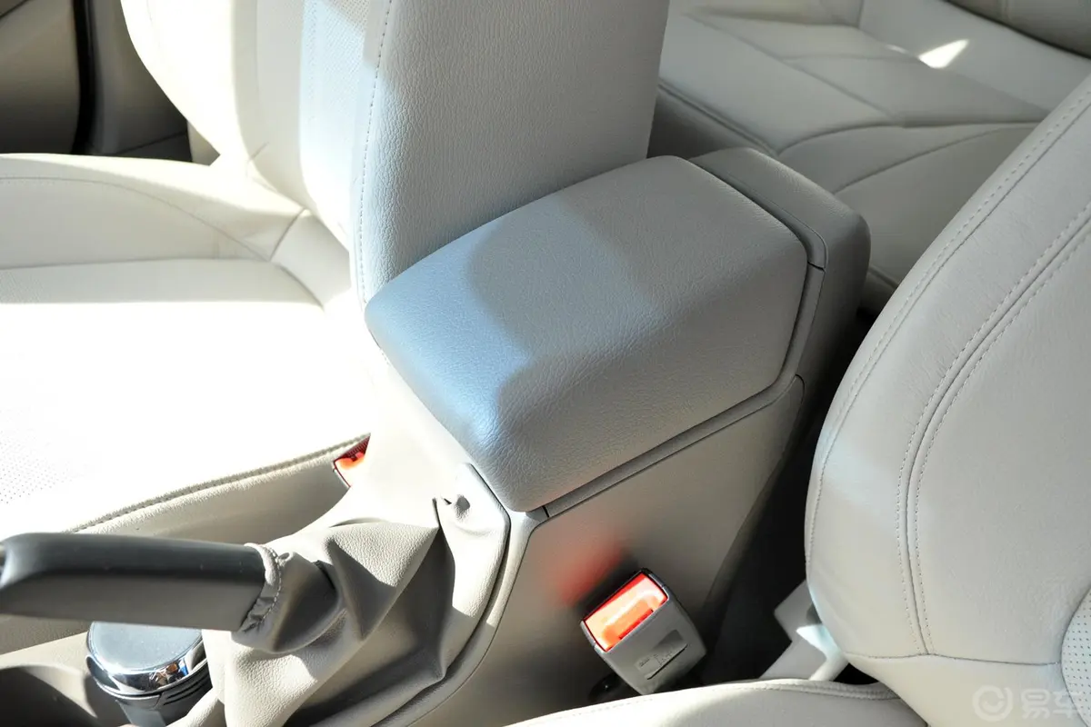 英朗GT 1.8L 自动 时尚型 真皮版前排中央扶手箱
