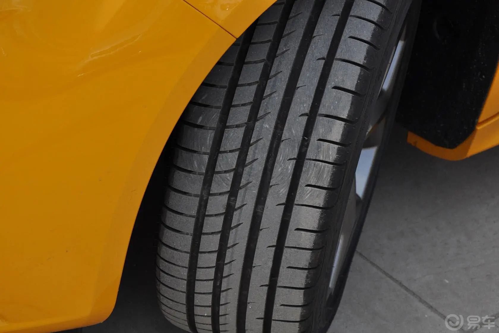 福克斯(进口)ST 2.0T 手动 橙色版轮胎花纹