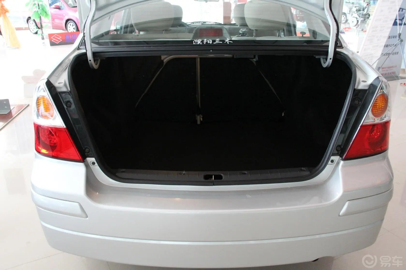 利亚纳三厢 1.6L 手动 标准型行李箱空间