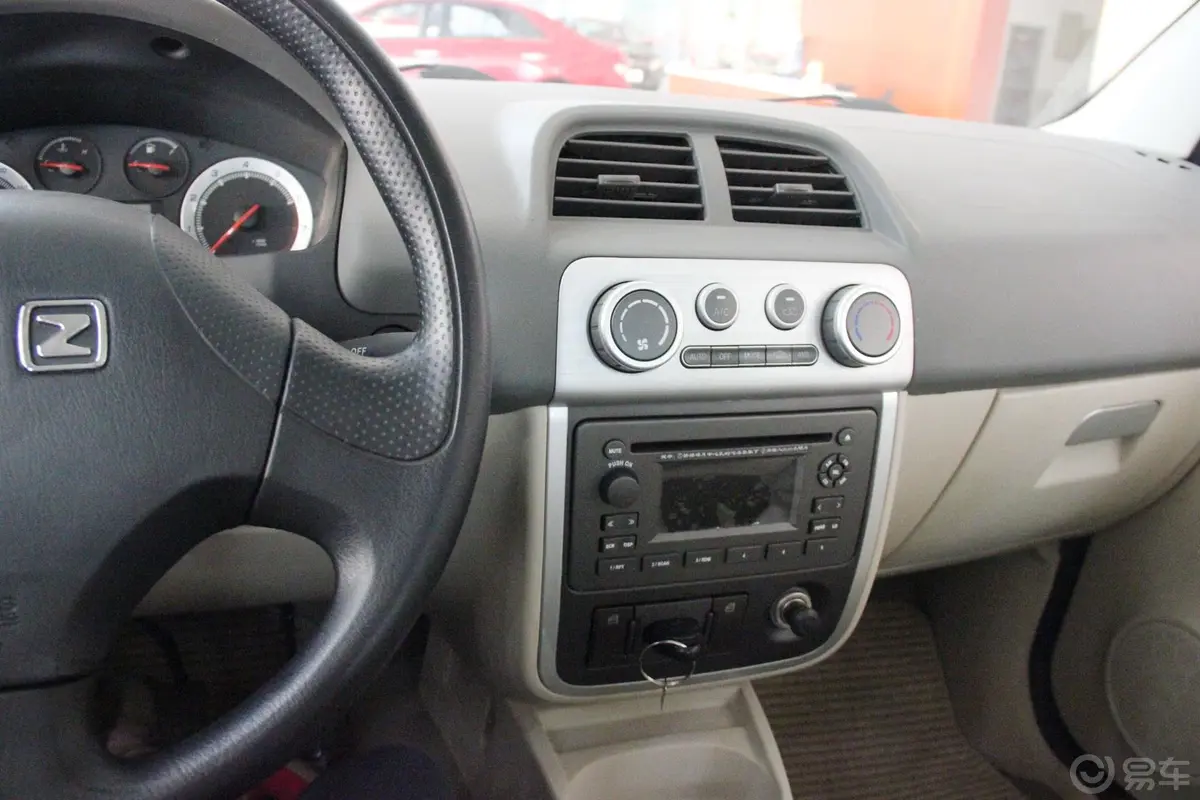 众泰50081.3L 手动 舒适型中控台驾驶员方向