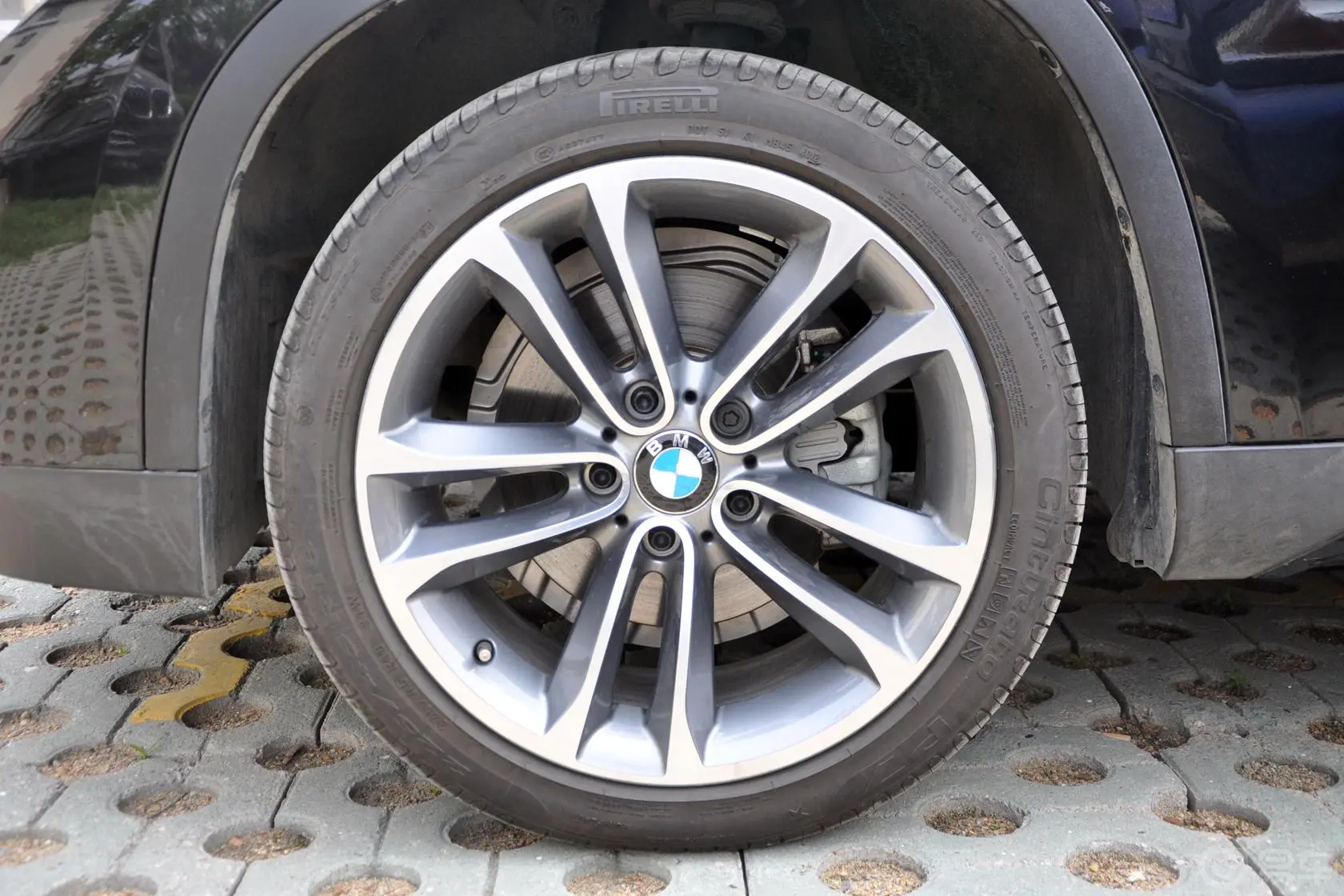 宝马X1sDrive18i 运动设计套装轮圈