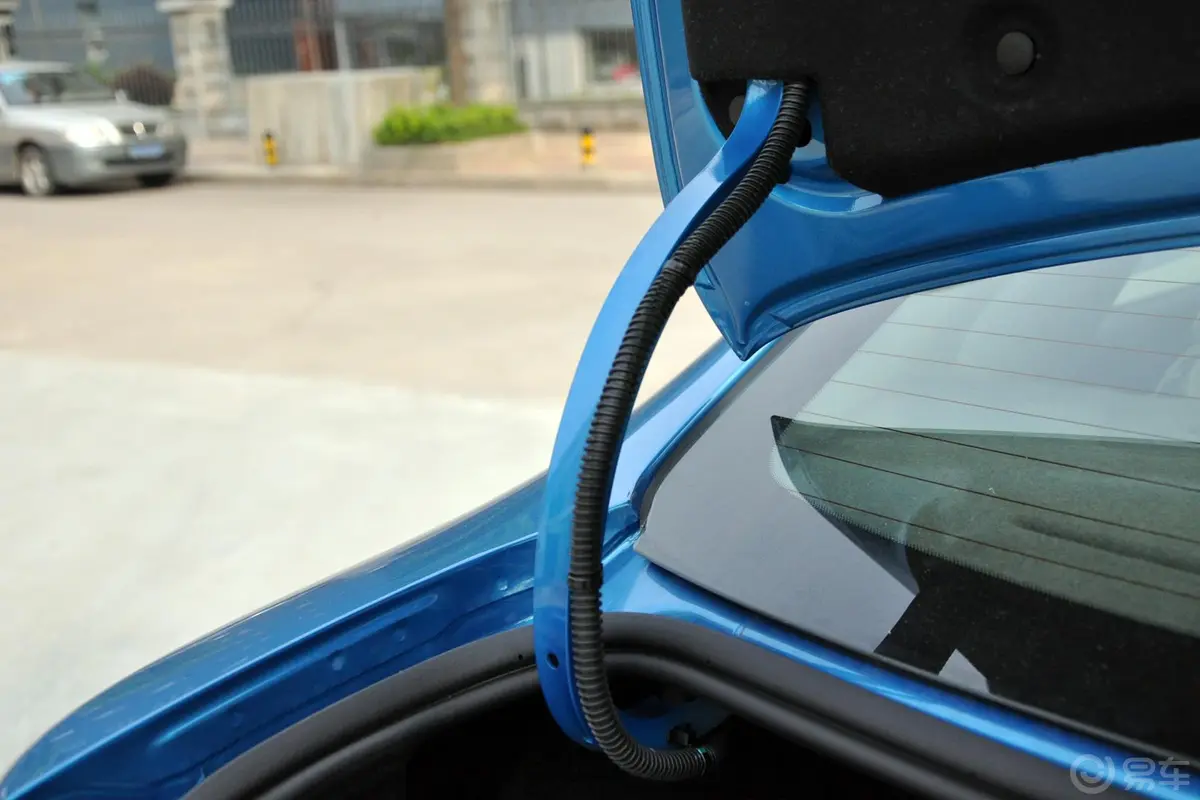 英朗GT 1.6L 手自一体 舒适版行李厢支撑杆