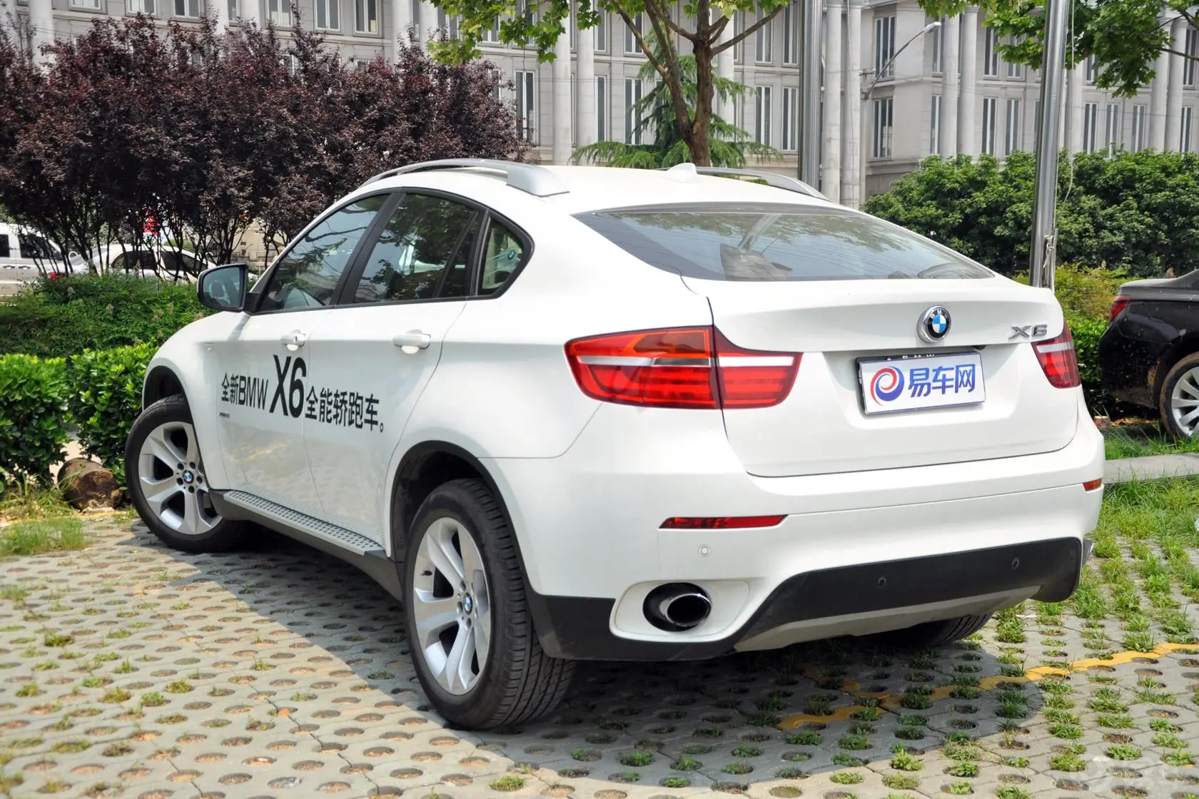 宝马X6xDrive35i侧后45度车头向左水平