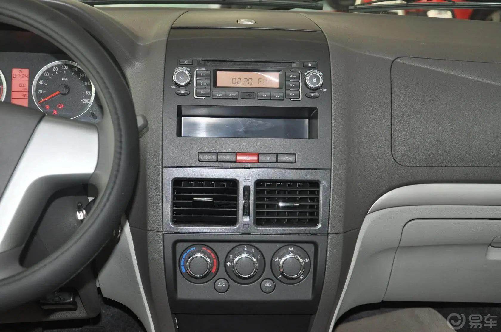 众泰Z2001.3L 手动舒适型4A90M中控台整体