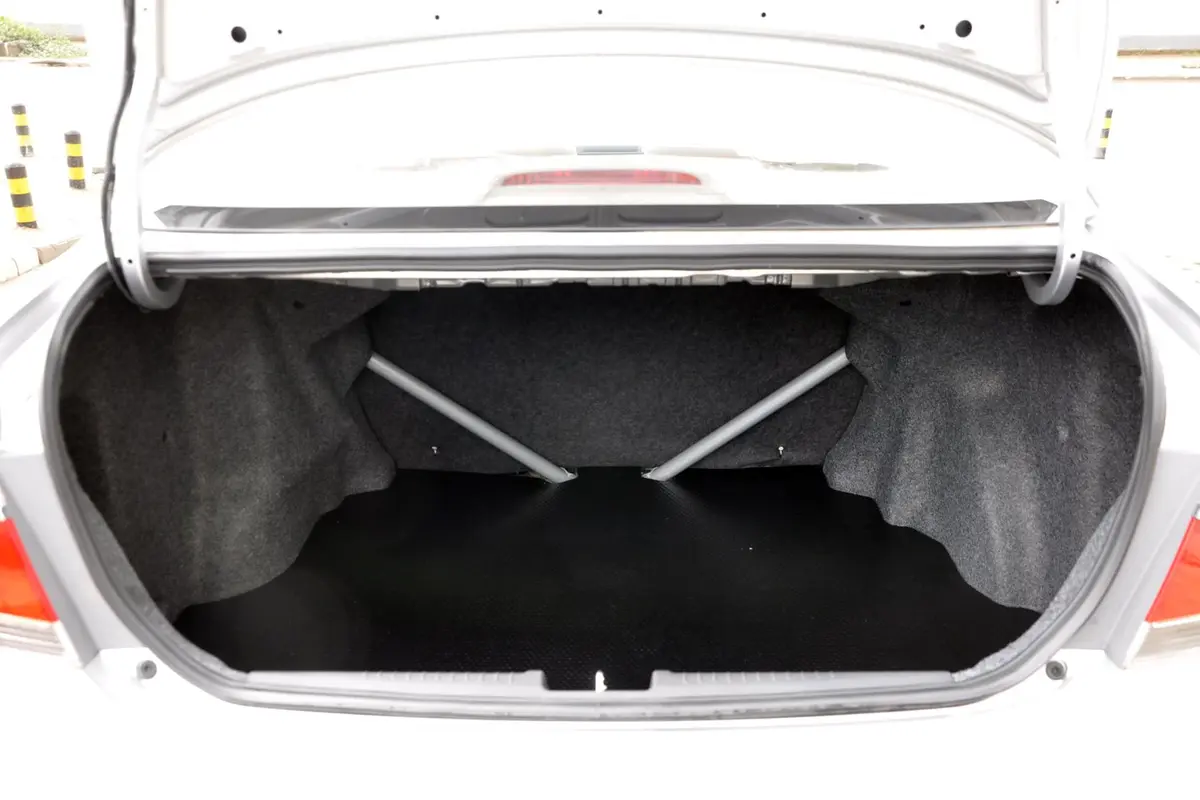 理念S11.3L 自动 舒适型行李箱空间