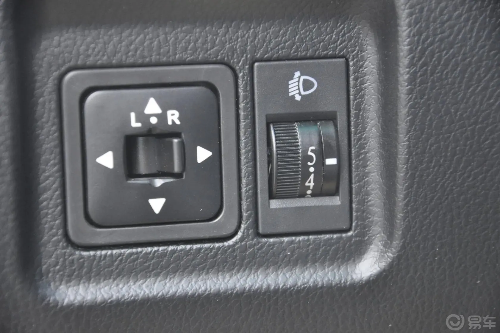 奥轩GX52.0L 手动 两驱 时尚版 汽油外后视镜控制键
