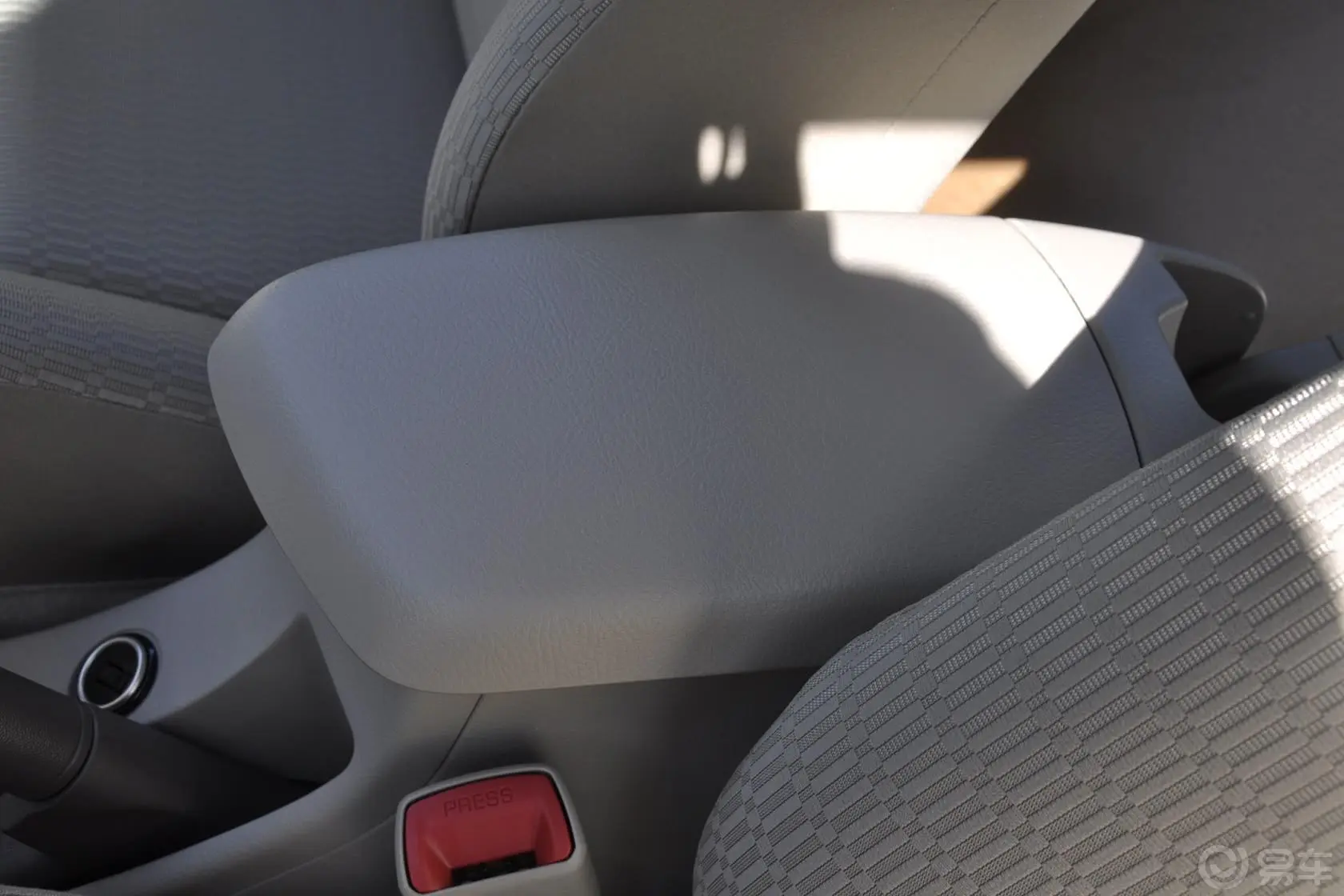 威驰1.6L GL-i 自动 型尚天窗版前排中央扶手箱