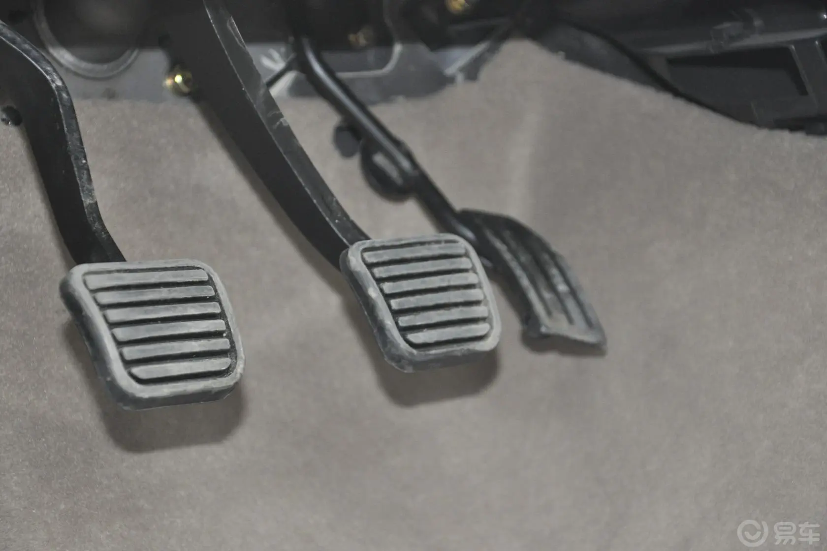 奥轩G52.4L 手动 两驱 豪华版脚踏板