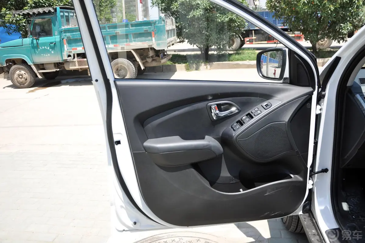 现代ix352.0L GL 自动 两驱 新锐版驾驶员侧车门内门板