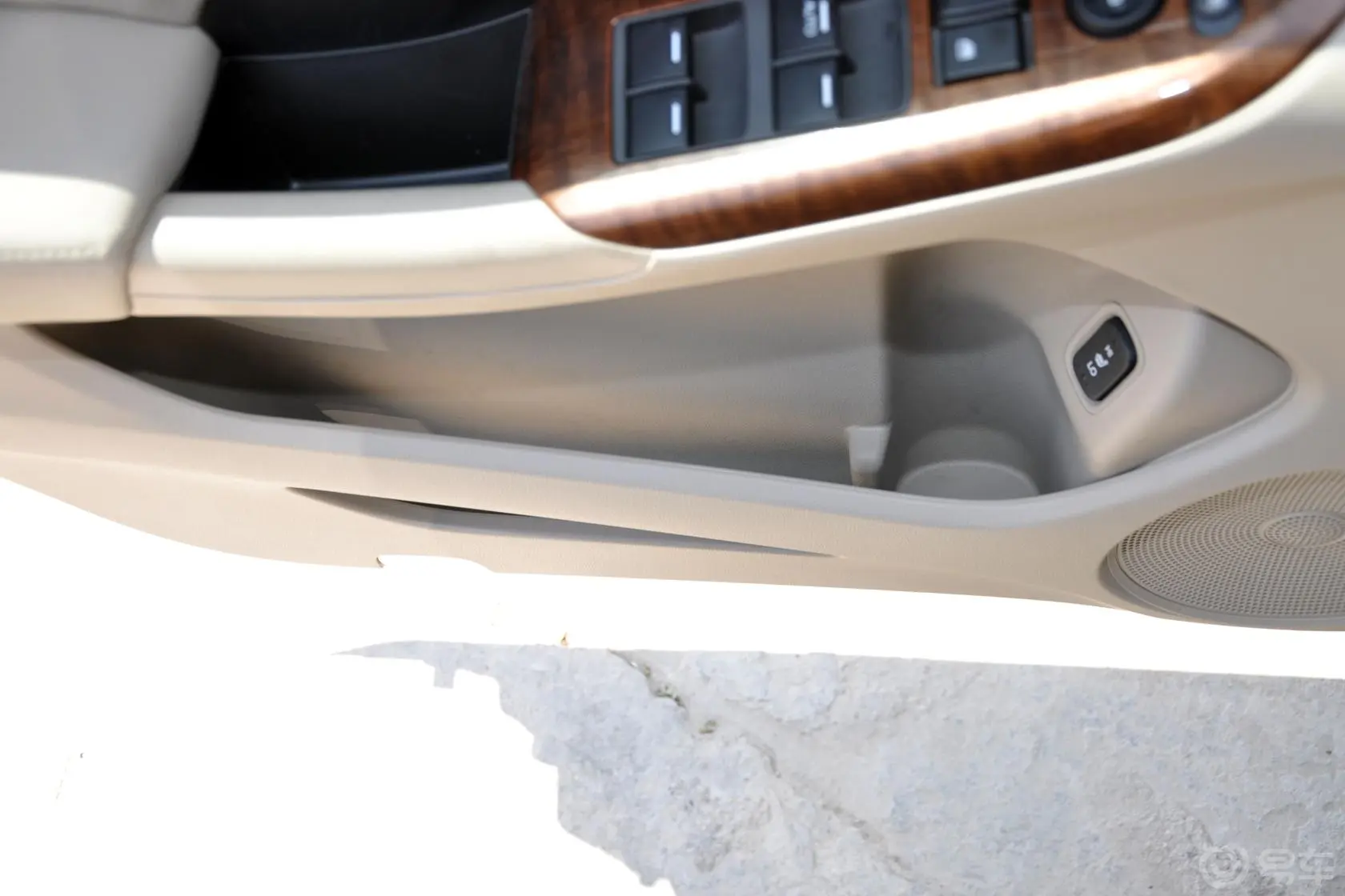 奥德赛2.4L 自动 豪华版驾驶员门储物盒