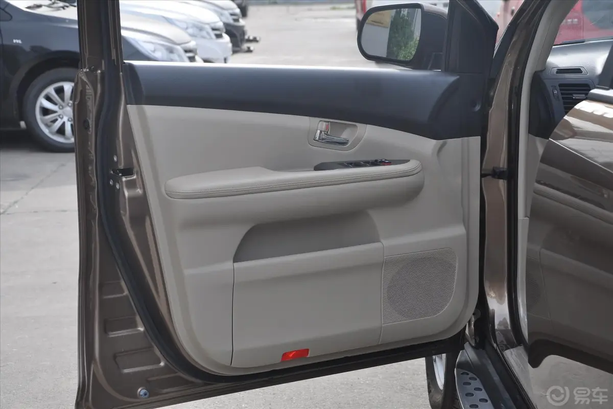 比亚迪S62.4L 自动 尊荣型 劲悦版驾驶员侧车门内门板