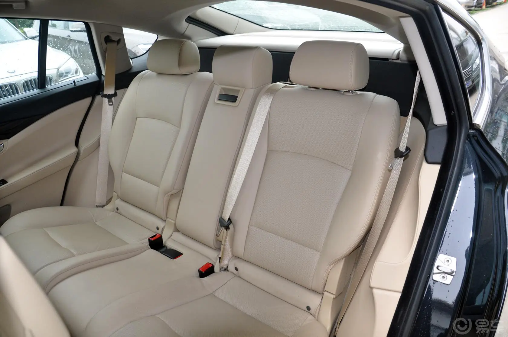 宝马5系GT535i xDrive 豪华型后排座椅