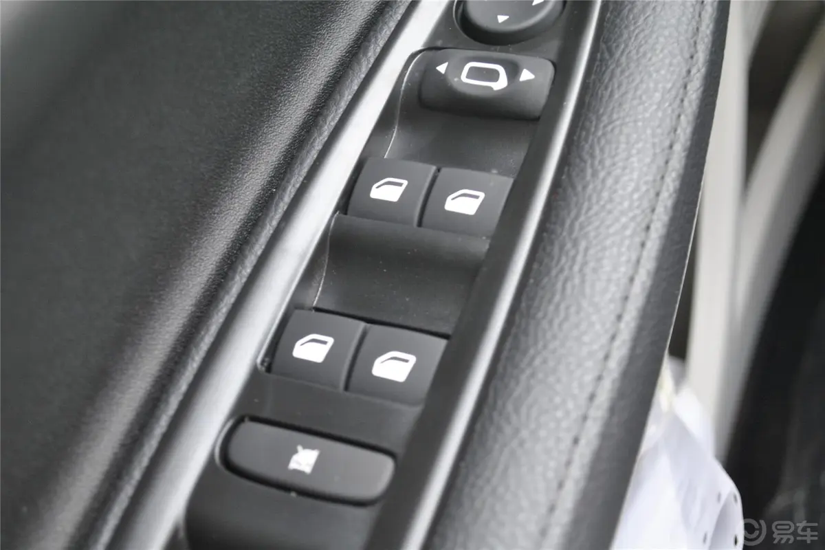 世嘉两厢 1.6L 自动 乐享型车窗升降键