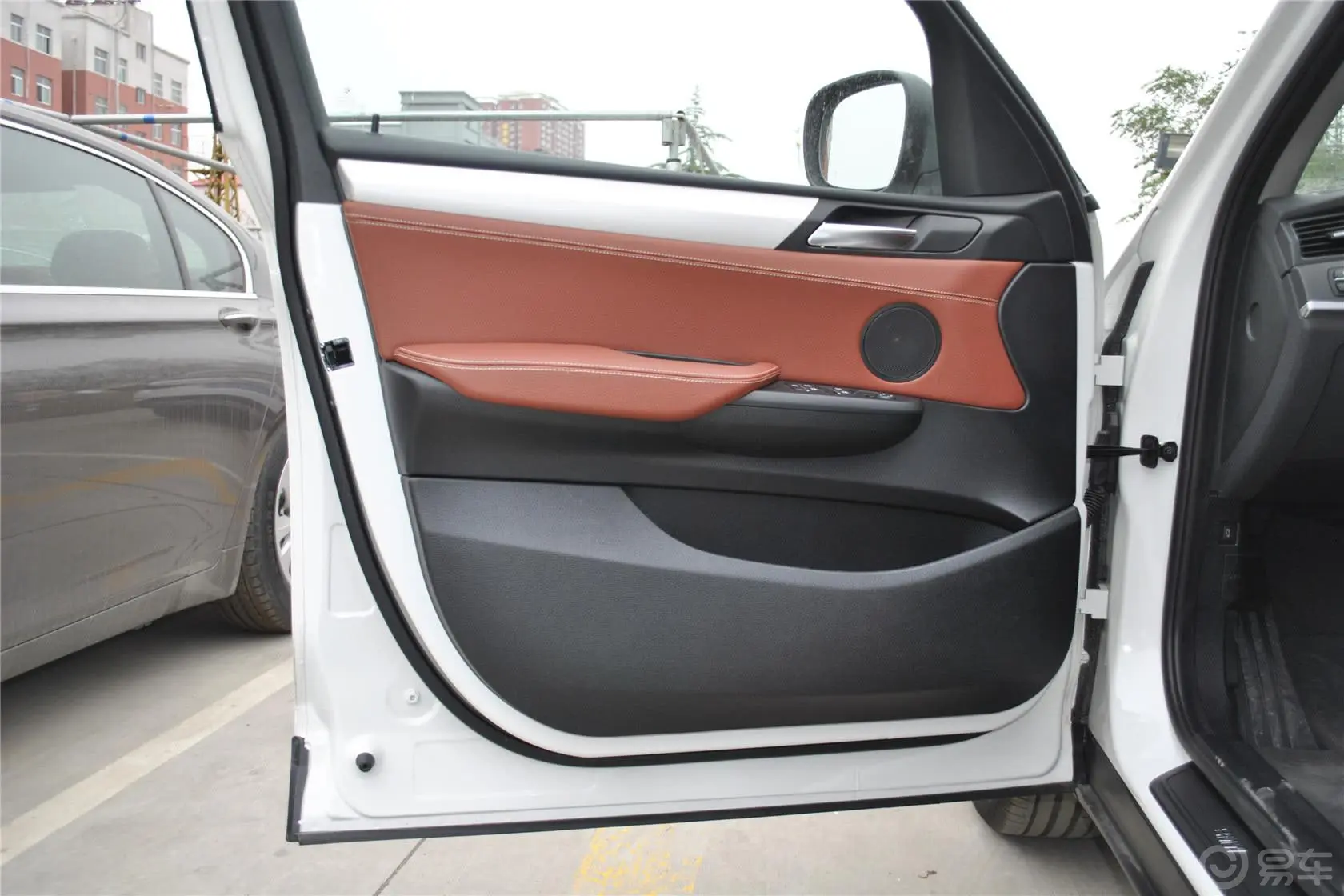 宝马X3(进口)xDrive28i 领先型驾驶员侧车门内门板