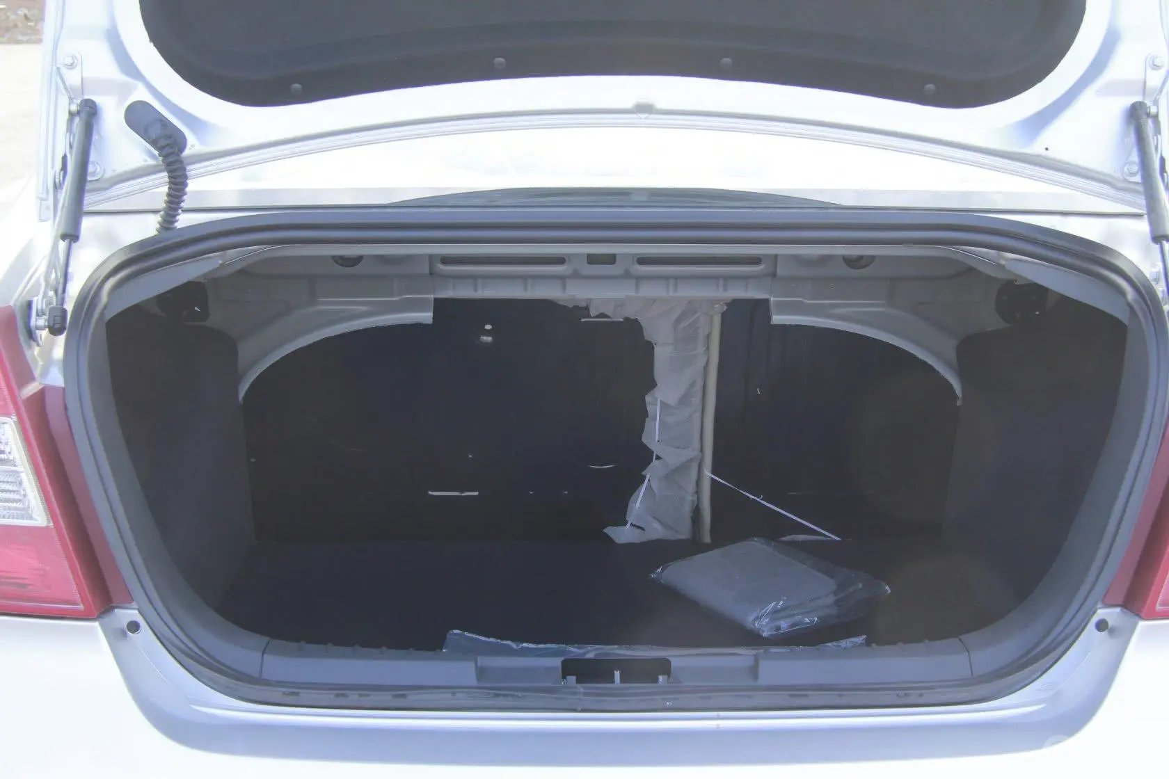 福克斯三厢 经典款 1.8L 手动 时尚型行李箱空间