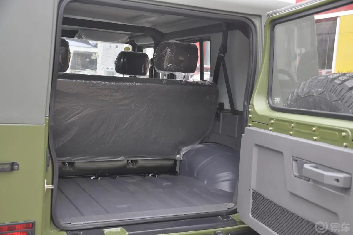 勇士皮卡3.0T 柴油版短轴 5座乘用车 五门行李箱空间