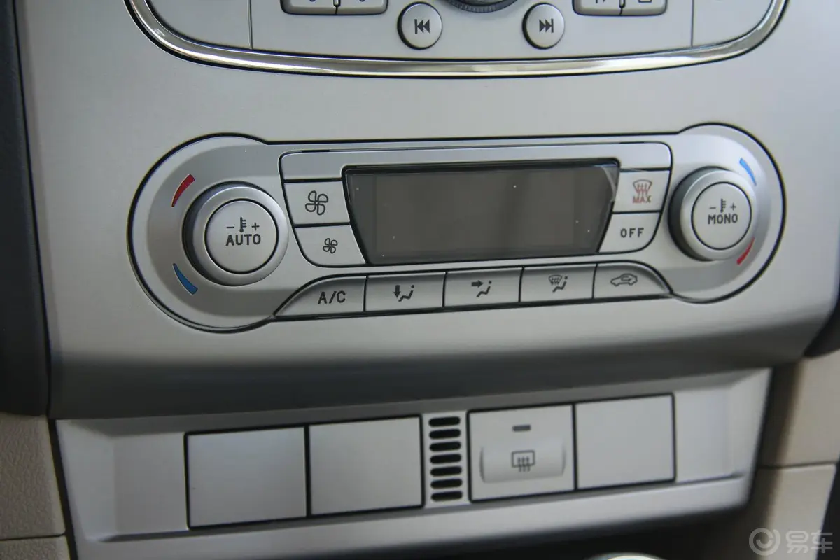 福克斯三厢 经典款 1.8L 手动 时尚型空调