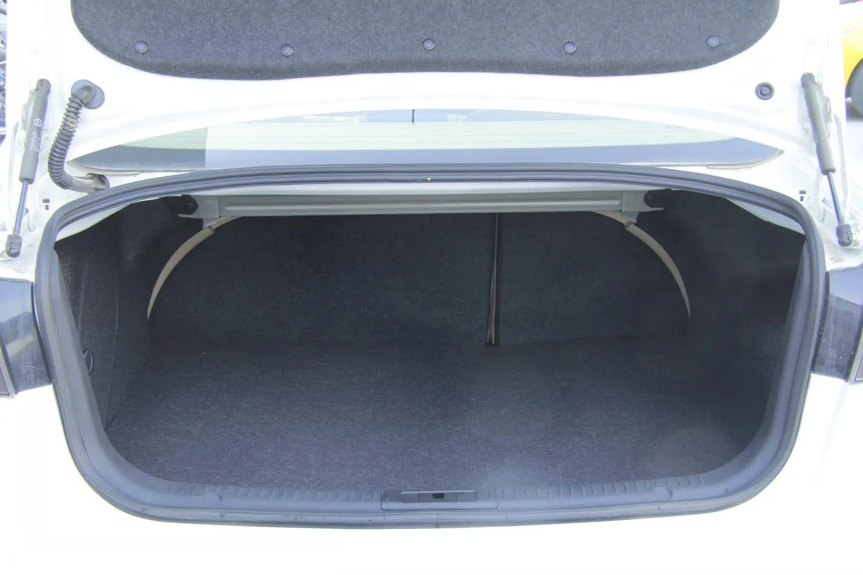 马自达31.6L 手动 标准型行李箱空间