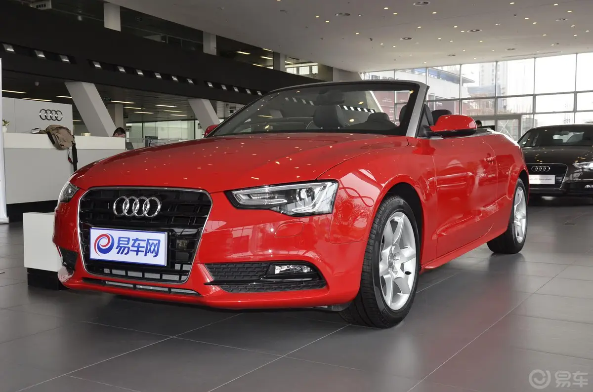 奥迪A5Cabriolet 2.0T侧前45度车头向左水平