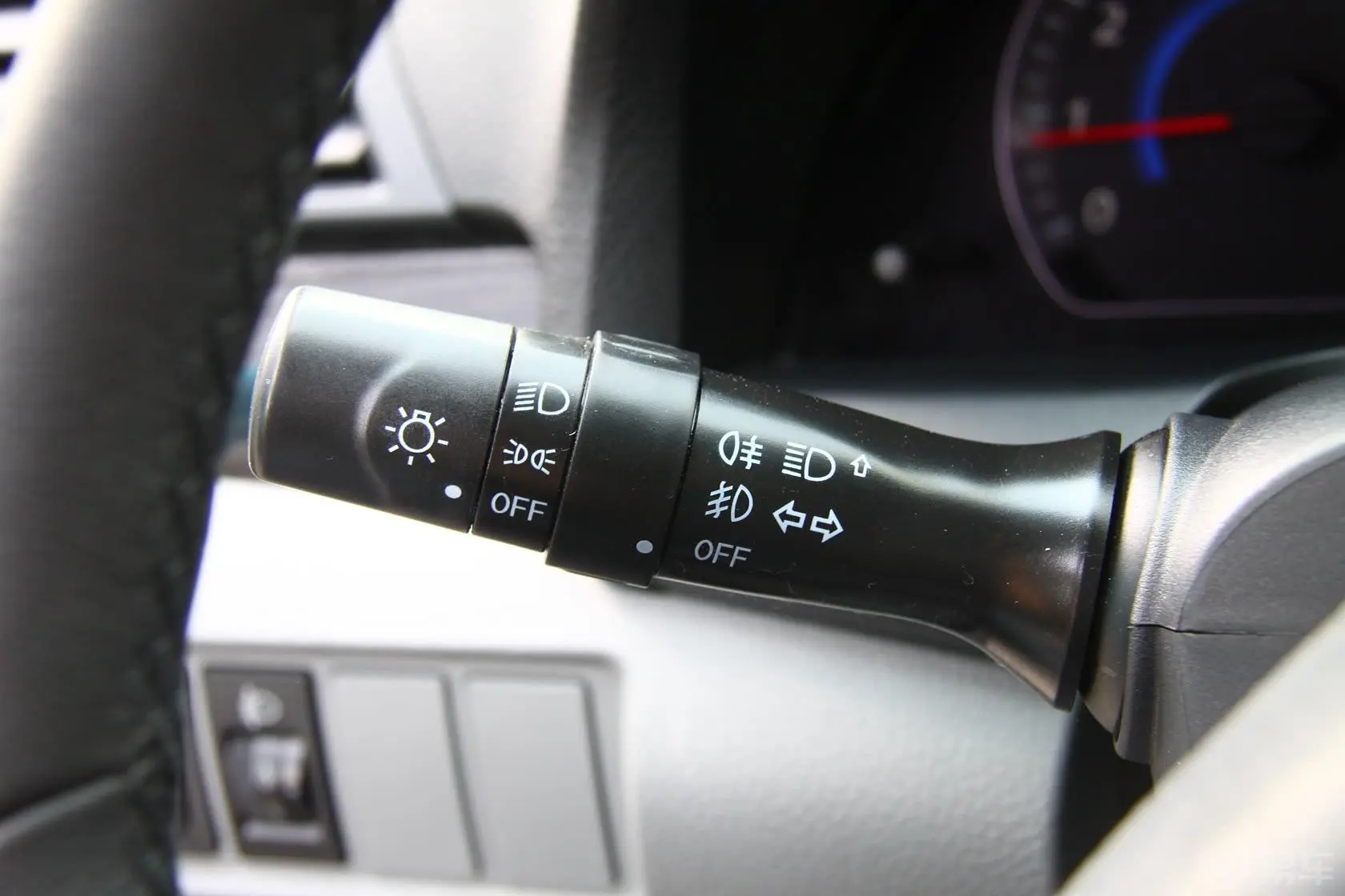 众泰Z3001.6L 自动 尊贵型大灯开关