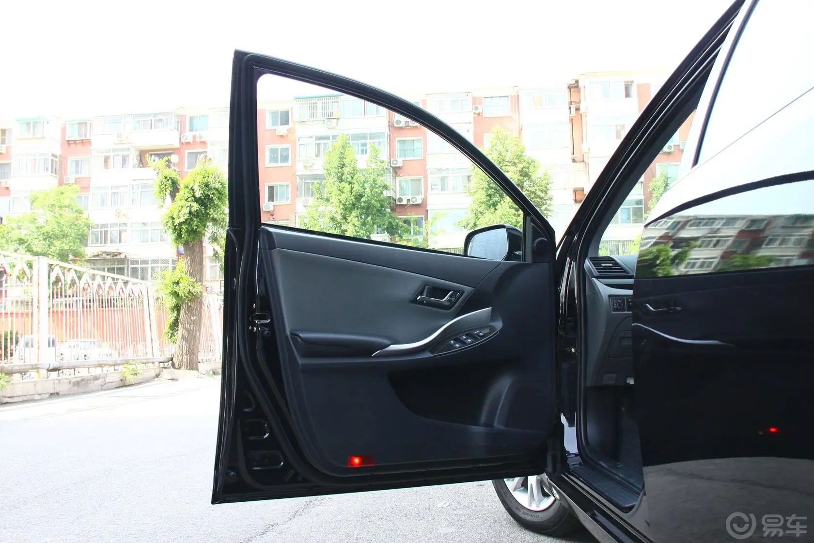 众泰Z3001.6L 自动 尊贵型驾驶员侧车门内门板