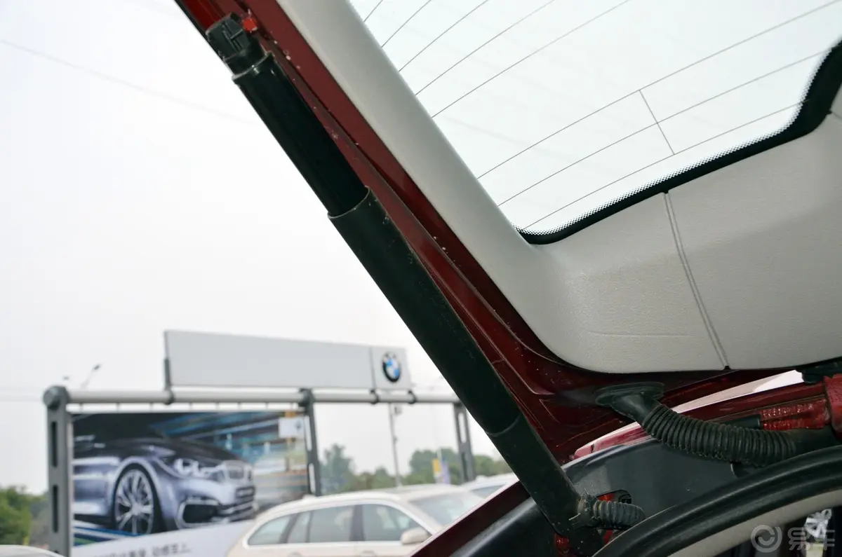 宝马X6xDrive35i 豪华型行李厢支撑杆