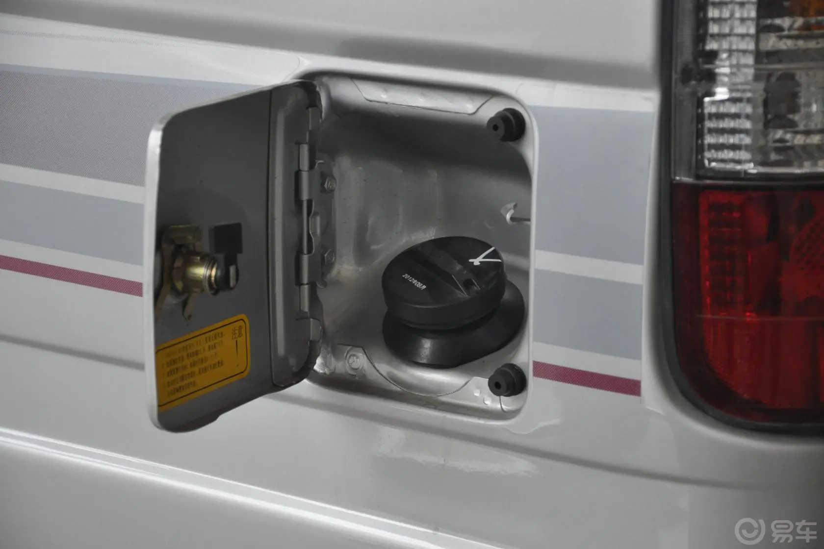 福田风景2.0L 手动 标准型 汽油 VVT 短轴油箱盖