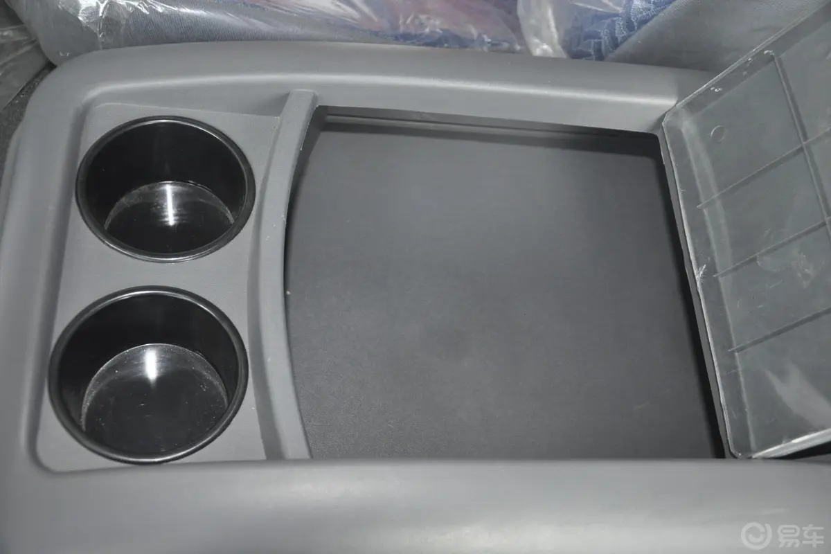 福田风景2.0L 手动 标准型 汽油 VVT 短轴前排中央扶手箱空间
