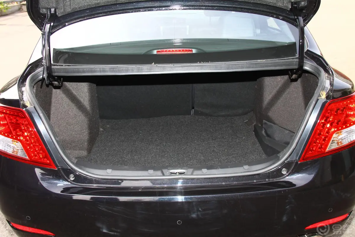 众泰Z3001.6L 自动 尊贵型行李箱空间