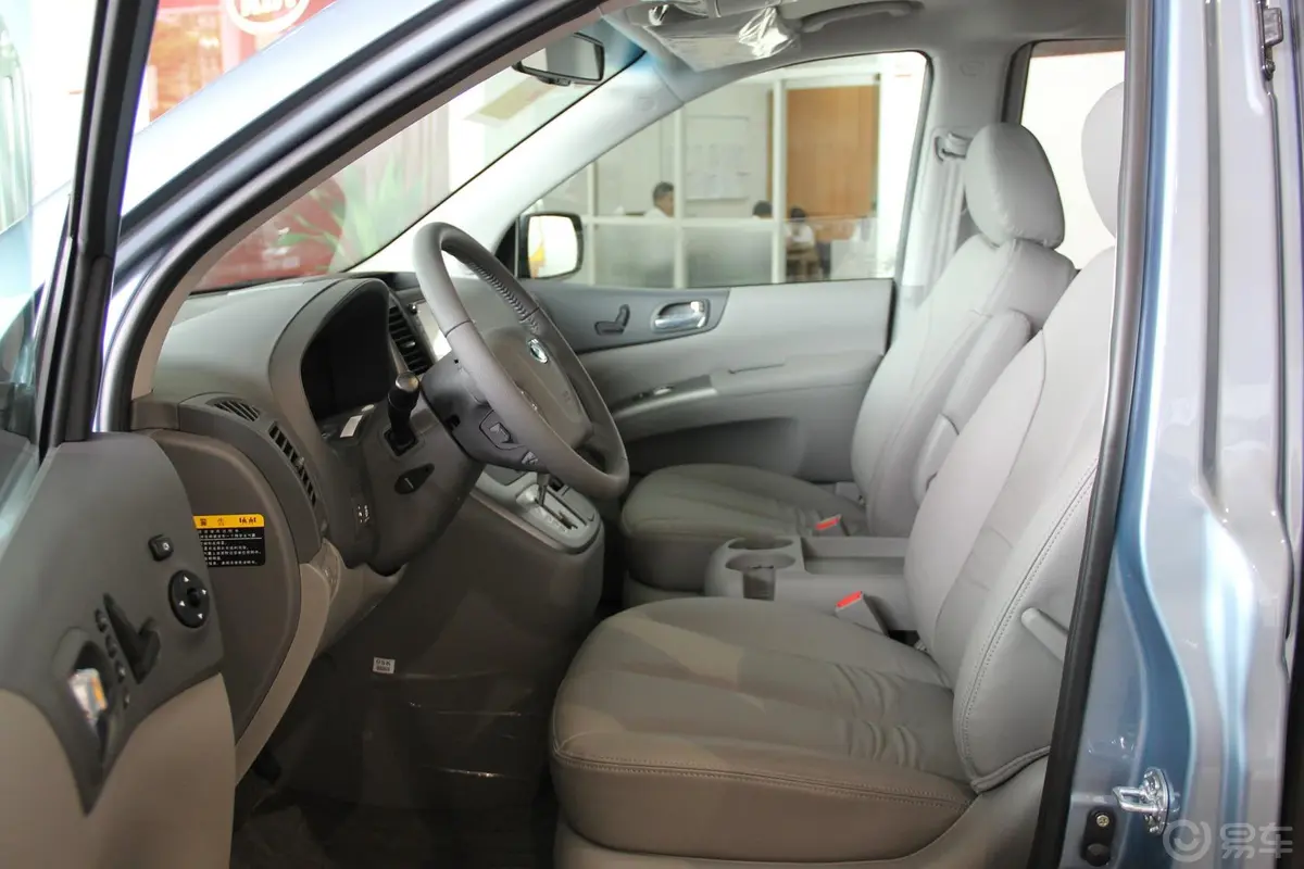 起亚VQVQ-R 2.2T 自动 柴油 豪华版前排空间