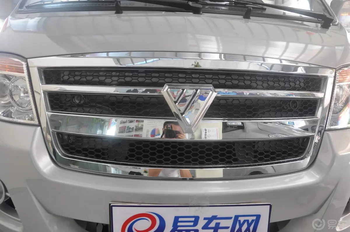 福田风景2.0L 手动 舒适型 汽油 VVT 短轴前格栅侧俯拍