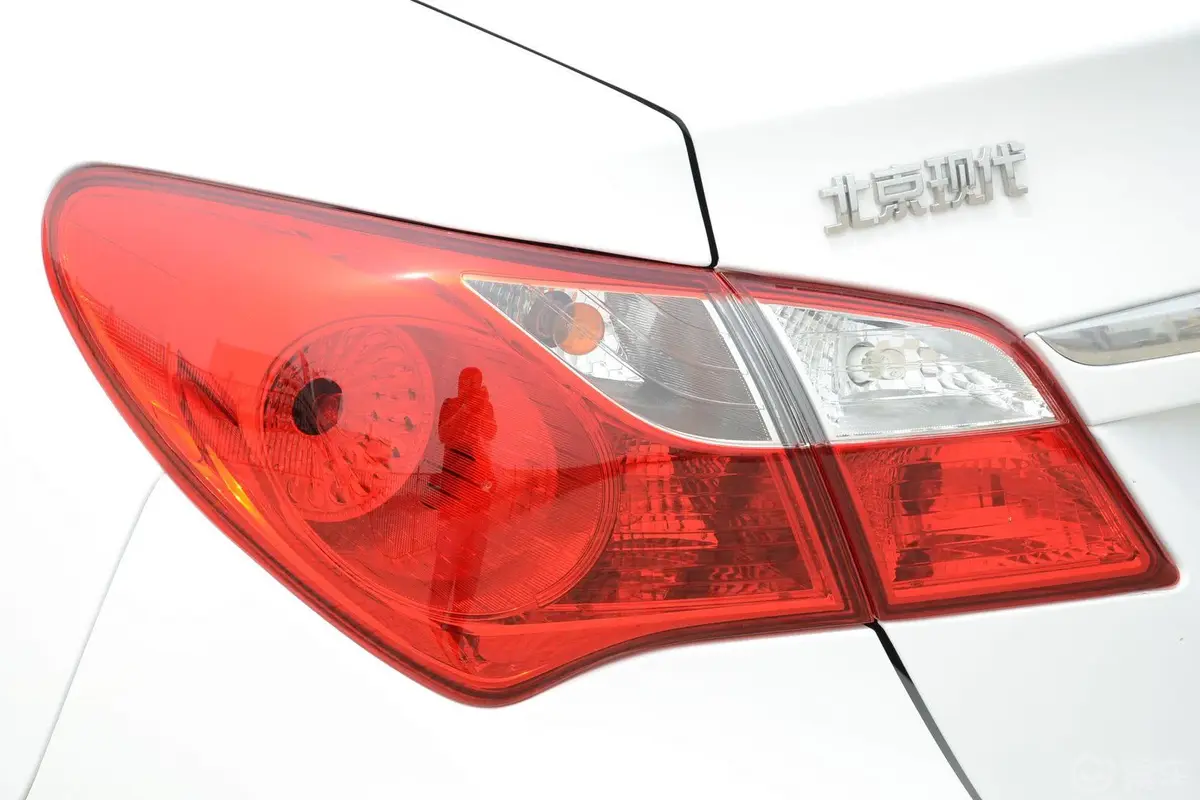 悦动1.6L GLS 手动尾灯侧45度俯拍