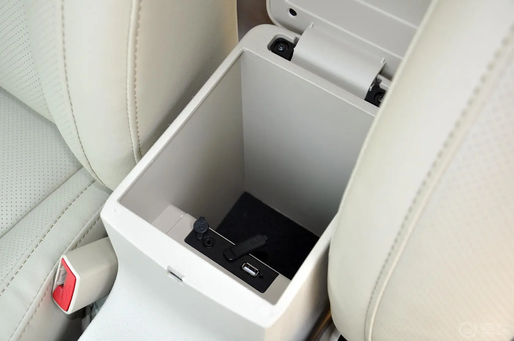 比亚迪G3R 1.5L 手动 尚雅型前排中央扶手箱空间