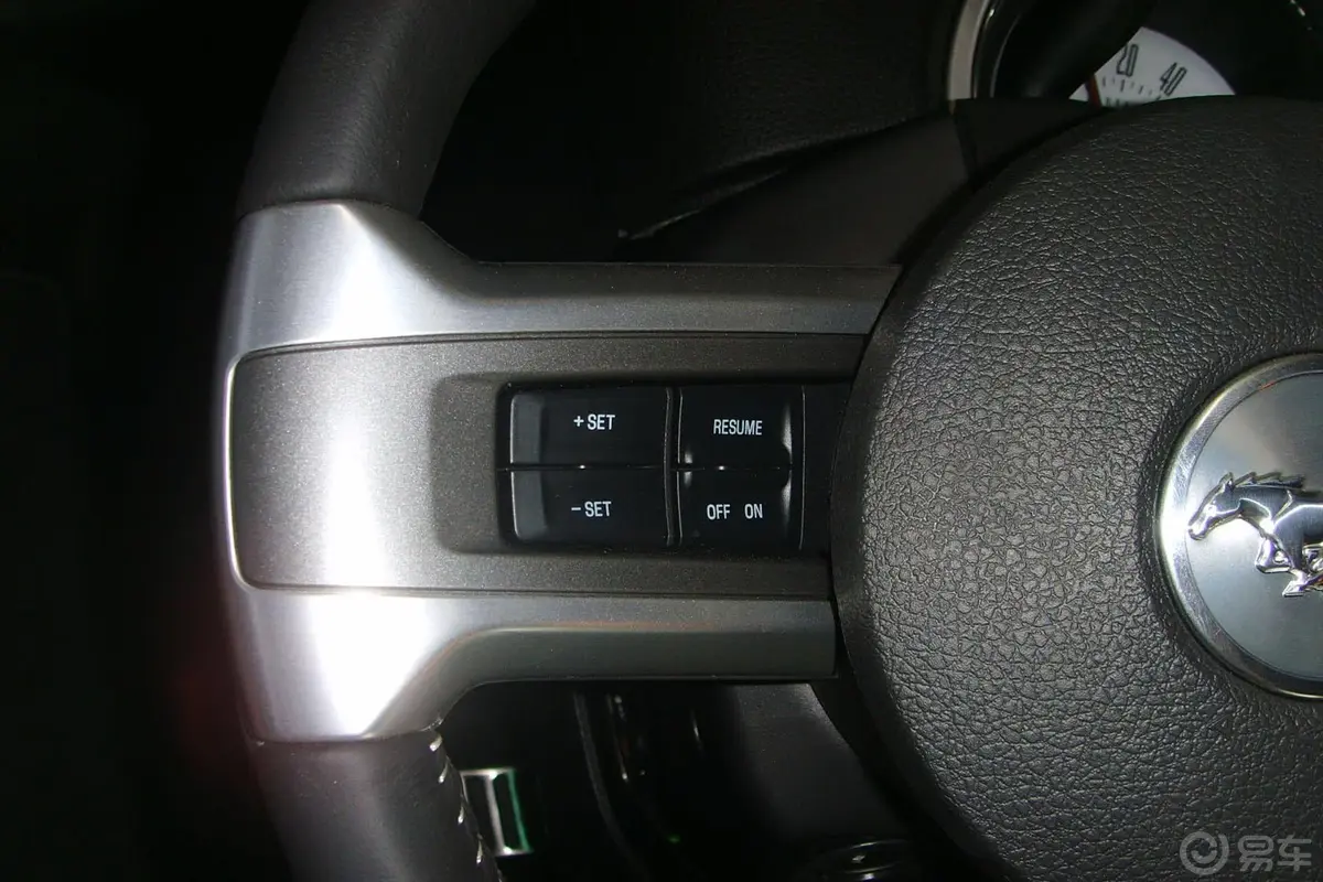 MustangV8 5.0L GT自动  豪华版 标配方向盘功能键（左）