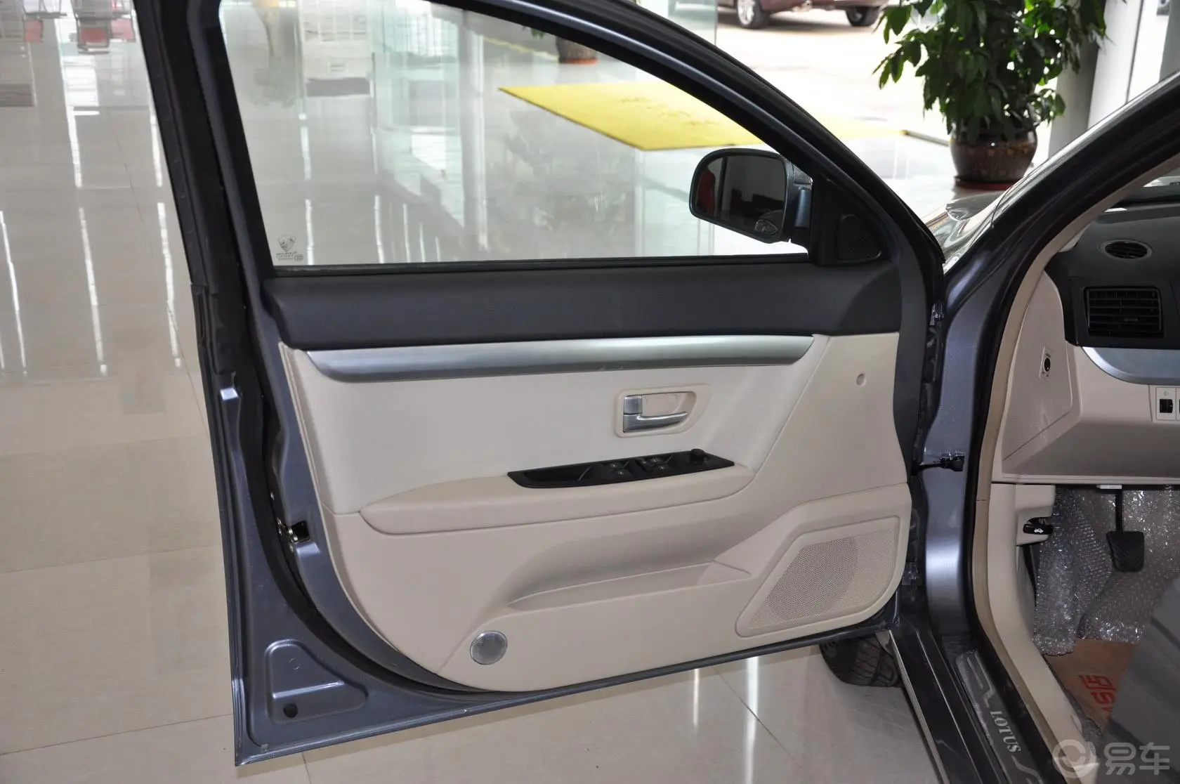 莲花L5Sportback 1.6L 手动 精智版驾驶员侧车门内门板