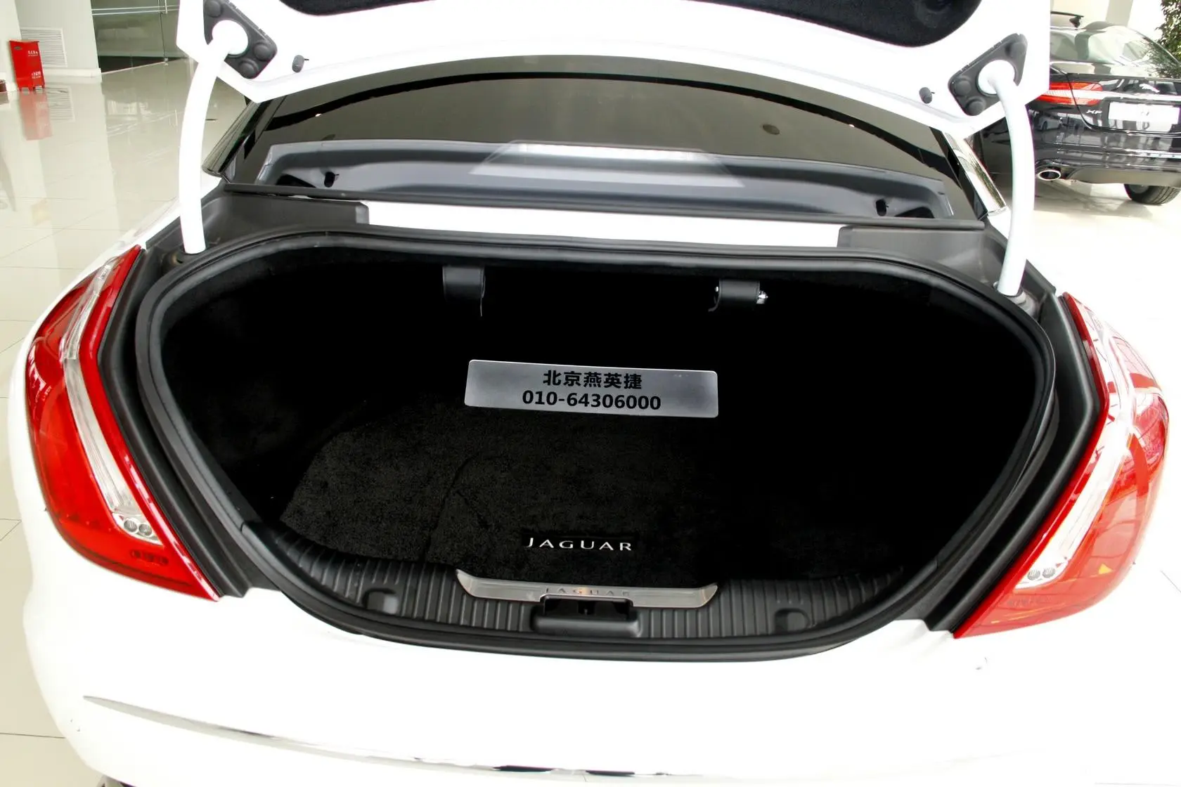 捷豹XJ5.0SC 手自一体 创世巅峰版 4座行李箱空间