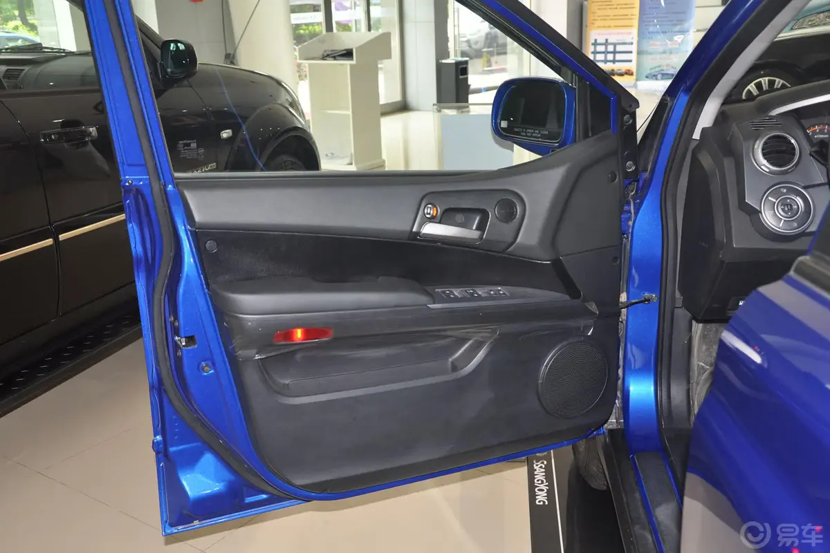 爱腾2.0T 自动 四驱 豪华导航版  柴油驾驶员侧车门内门板