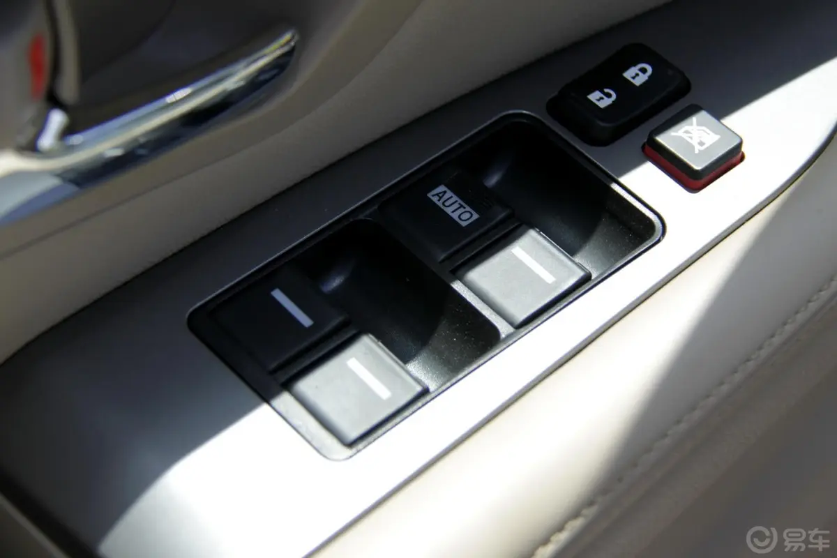 比亚迪S62.0L 手动 尊贵型 白金版车窗升降键