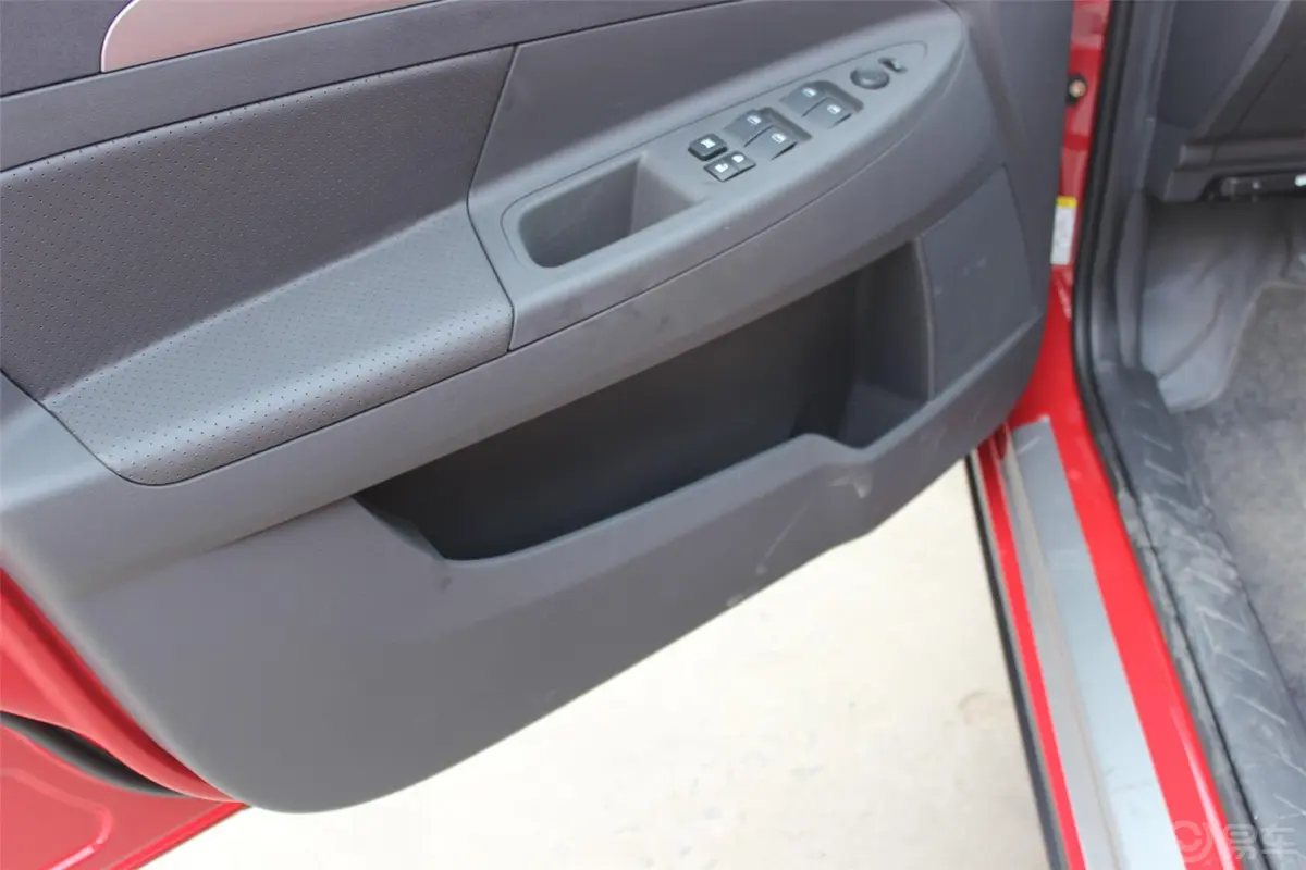 风神H30Cross 1.6L 手动 尊尚型驾驶员门储物盒