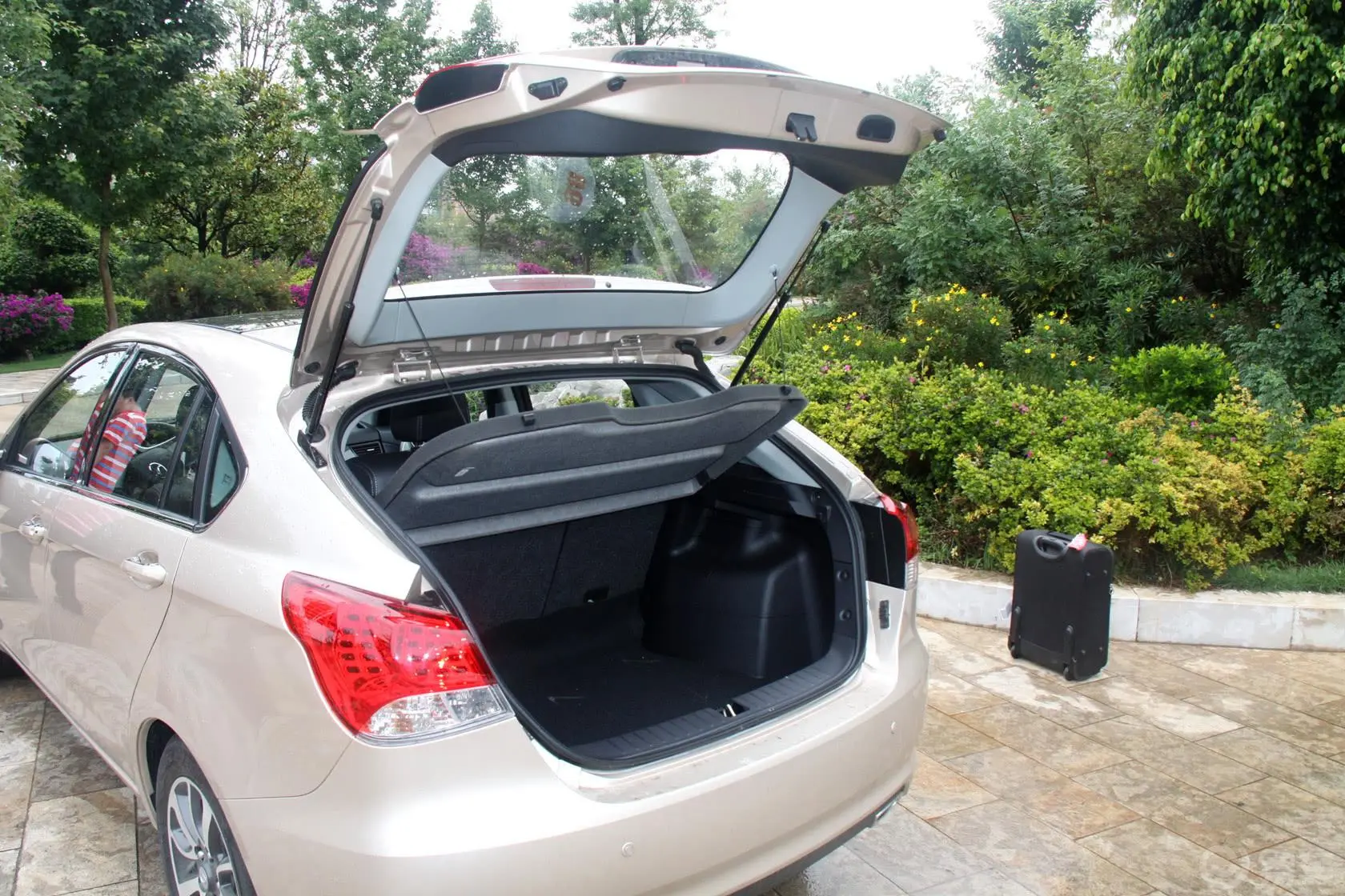 V6菱仕1.5L 手动 精英版行李厢开口范围