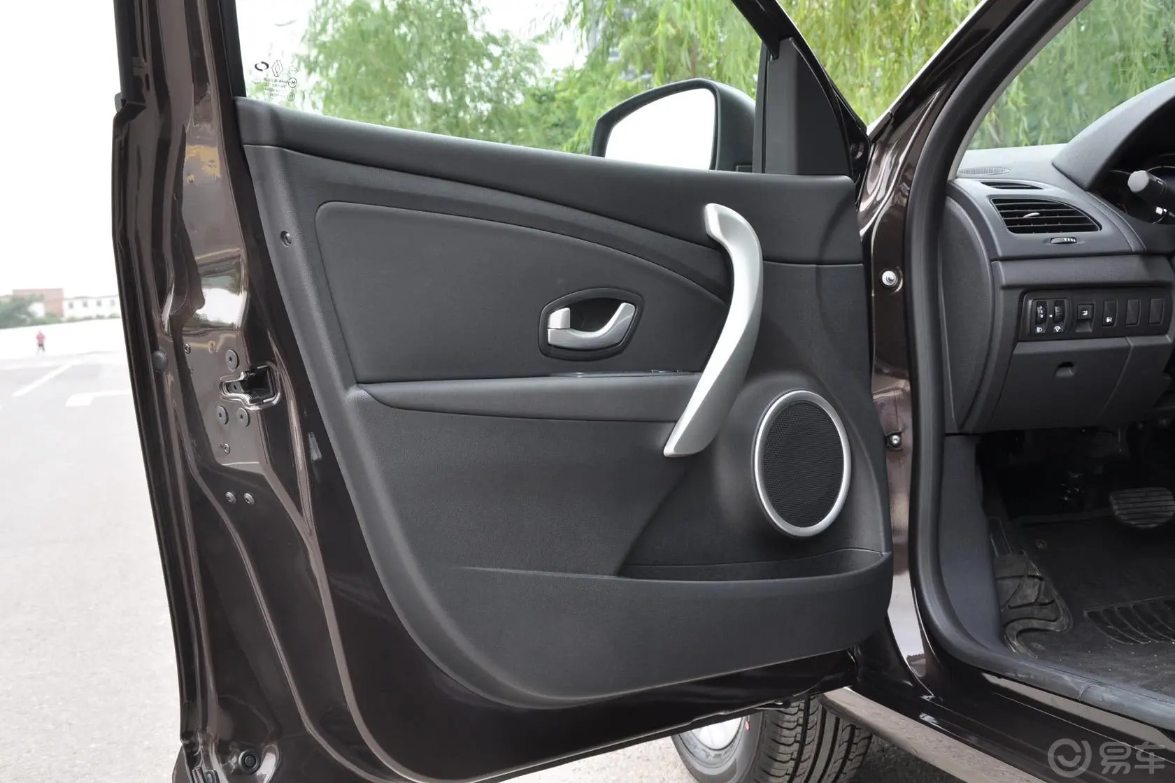 风朗2.0L 自动 舒适版驾驶员侧车门内门板