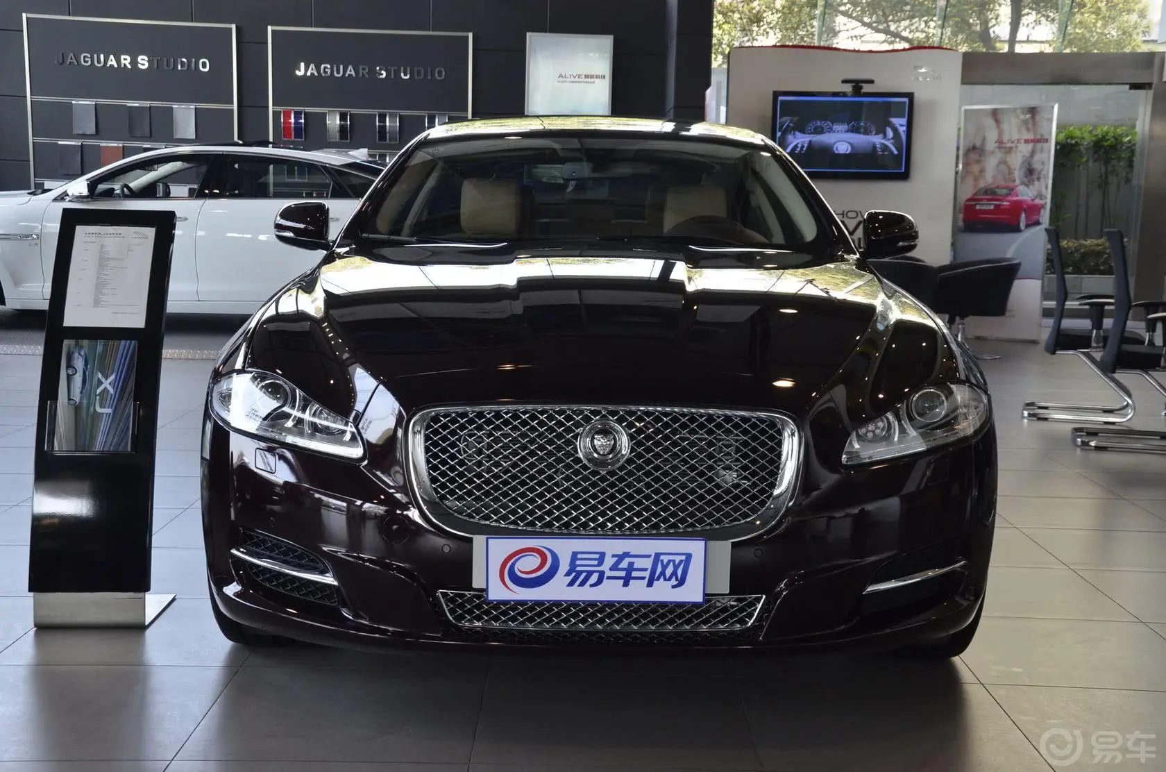 捷豹XJ2.0T 手自一体 典雅商务版正前水平