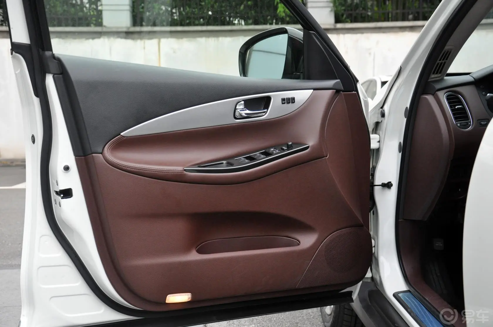 英菲尼迪EX25 后驱 优雅版驾驶员侧车门内门板