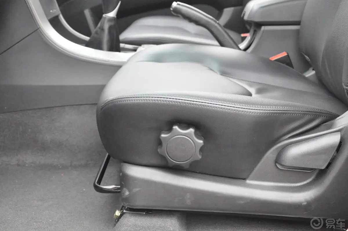 奥轩GX52.4L 手动 两驱 时尚版 汽油座椅调节键