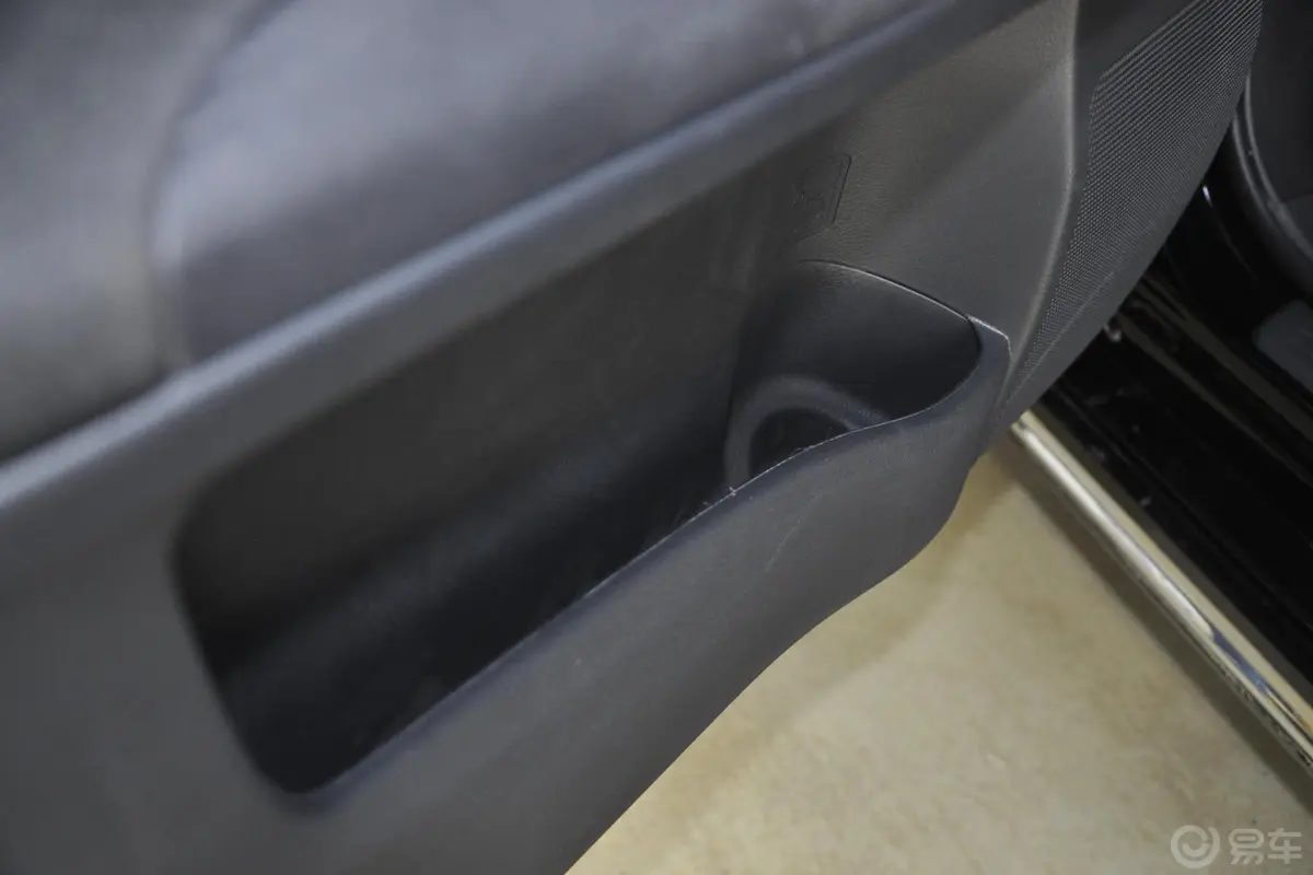 锐志2.5S 风尚菁华版驾驶员门储物盒