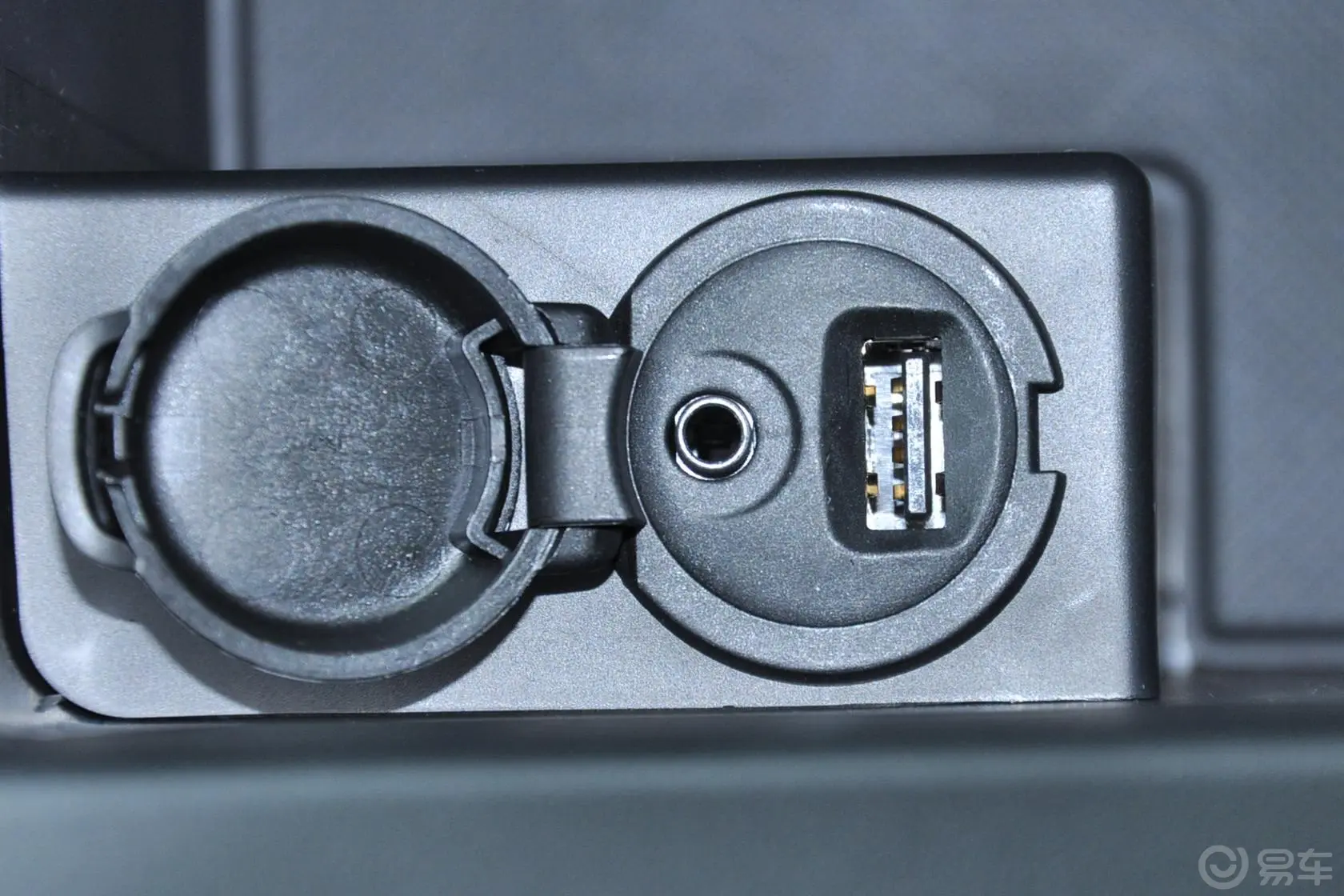 世嘉三厢 1.6L 自动 品尚型USB接口