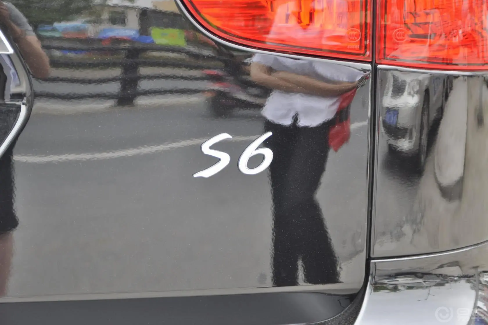 比亚迪S62.4L 自动 尊享型 劲悦版尾标