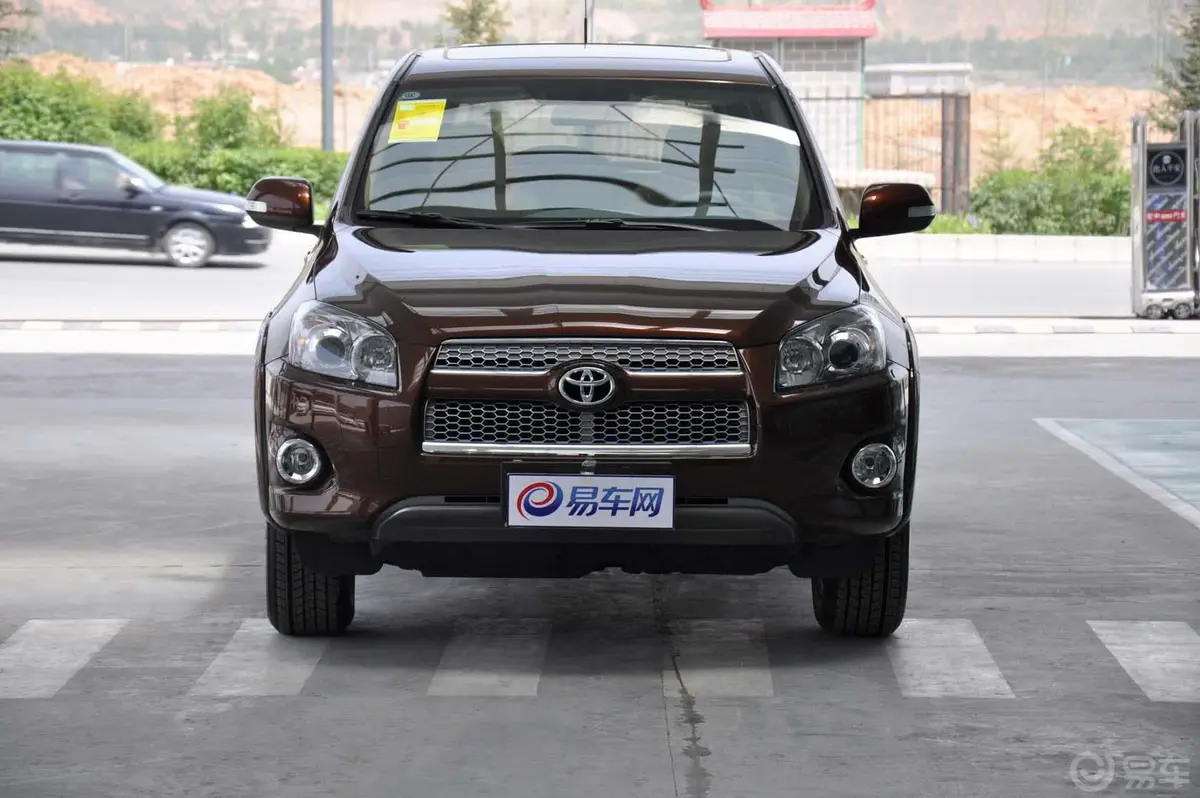 RAV4荣放2.0L 手动 特享经典版正前水平