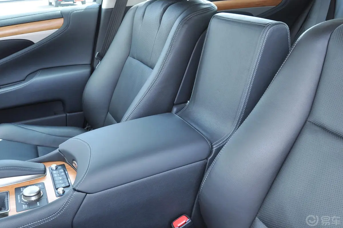 雷克萨斯LS460L 尊贵加长全驱版前排中央扶手箱